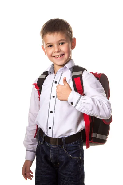 Menino da escola alegre com mochila, com polegar para cima, amor indo para a escola em fundo branco — Fotografia de Stock
