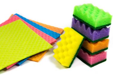 Selüloz sünger kumaş ve Sünger, temizlik organize bir yığın izole beyaz arka plan üzerinde portre