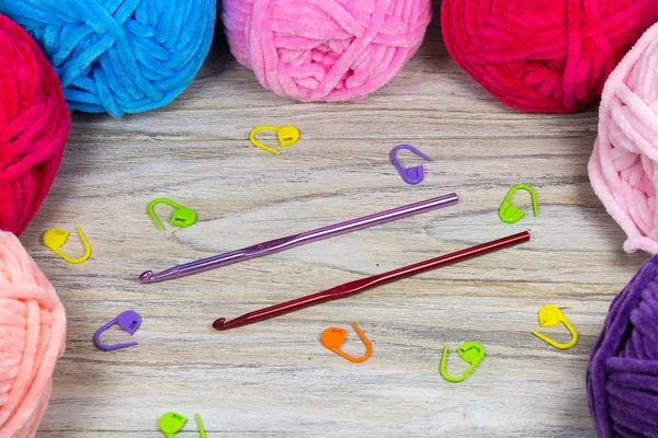 Semicírculo de fios coloridos pastel na mesa de madeira ganchos de crochê — Fotografia de Stock