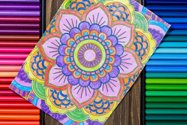 Imagen de los lápices multicolores, dos filas verticales, con una hermosa imagen brillante en el centro — Foto de Stock