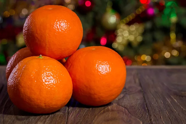 Makro mandarinky a vánoční strom na rozostřeného pozadí — Stock fotografie