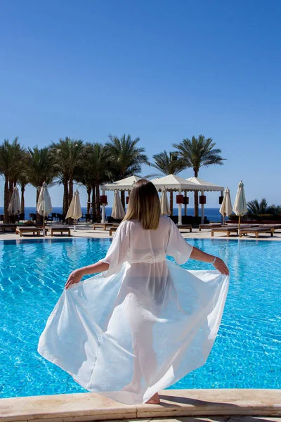 Güzel bir kadınla beyaz genç Mısır, arka odak Resort'ta yüzme havuzunda lüks manzara — Stok fotoğraf