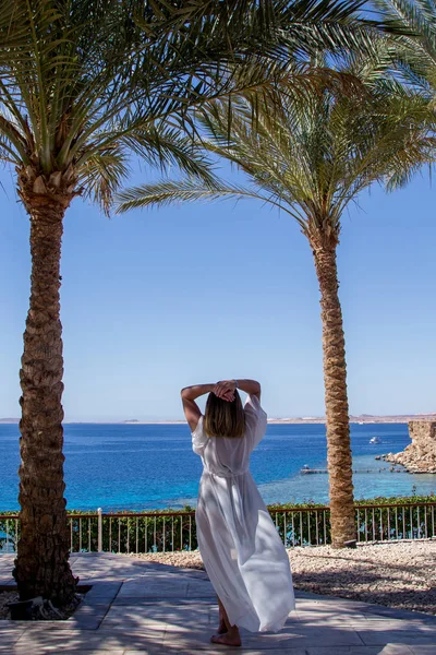 Lüks Mısır doğa manzara güzel bir kadınla beyaz genç Resort sharm el Sheikh, arka odak — Stok fotoğraf