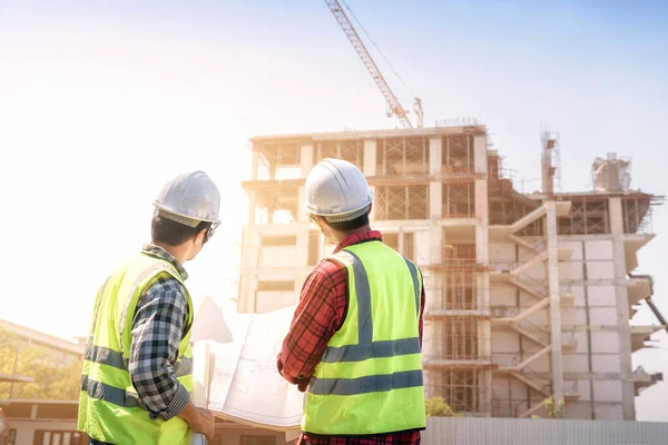 Discusión Los Ingenieros Con Los Consultores Sobre Detalle Del Edificio — Foto de Stock