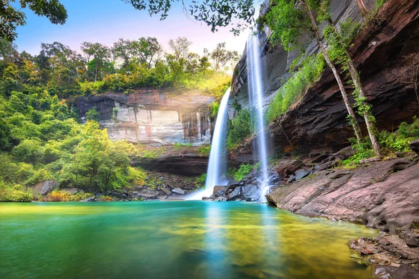 Phu Chong Na Yoi Ulusal Parkı 'ndaki tropikal ormanda şelale, Ubon Ratchathani Tayland. Huai Luang veya Bak Teo Şelalesi. 