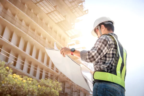 工程师们正在检查建筑工地上的建筑细节和平面图 — 图库照片