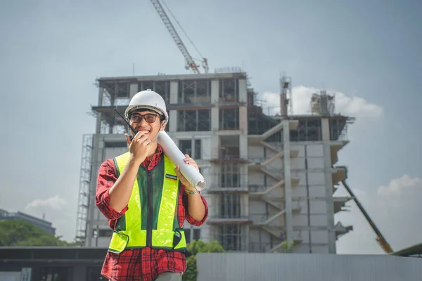 Gli Ingegneri Civili Controllano Progetto Costruzione Utilizzando Comunicazione Radio Ingegnere — Foto Stock