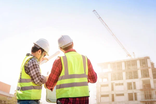 Discusión Los Ingenieros Con Encuestados Sobre Detalle Del Edificio Sitio — Foto de Stock