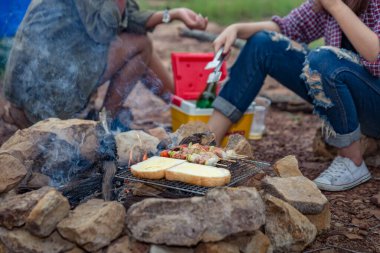 Barbekü / Biftek Kızartması doğal bir kamp atmosferinde. Dağda kamp yaparken dinleniyorum. Tatil konseptinde faaliyet. Yakın çekim..