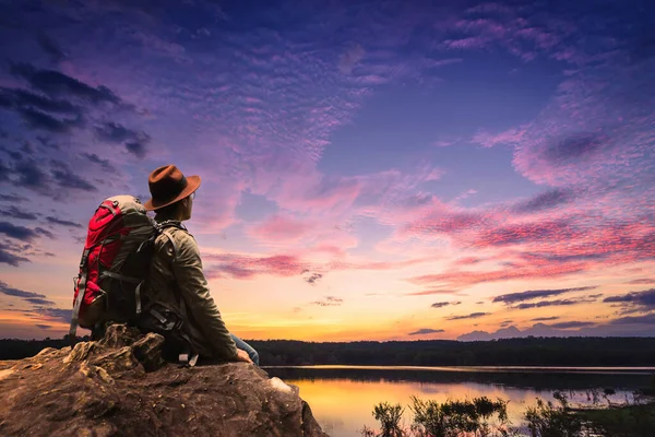 Muž Turistika Batoh Vrcholu Hory Řeky Cestovatel Mladý Muž Batohem — Stock fotografie