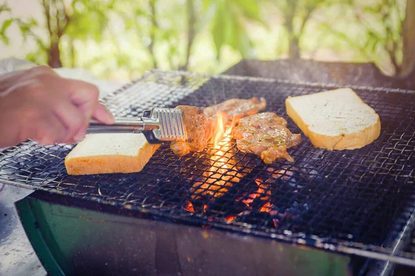 バーベキュー ステーキ肉天然火の上でローストキャンプ雰囲気 山の上でリラックスした時間キャンプ 休日のコンセプトでの活動 — ストック写真