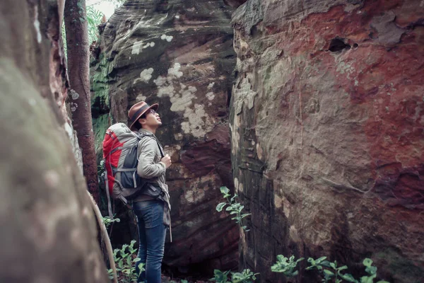 Muž Turista Taška Rameno Batoh Kráčející Ztracený Skalnatém Údolí Cestování — Stock fotografie