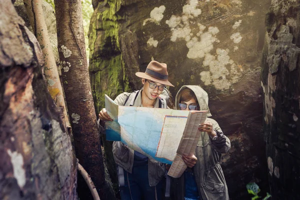 Muži Ženy Používají Mapu Aby Viděli Turistické Stezky Cestování Kteří — Stock fotografie