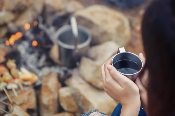 Bardakta kahve iç, ızgara yap ve barbekü yap. Romantik atmosfer. Dağda kamp yaparken dinleniyorum. Tatil konseptinde etkinlik.