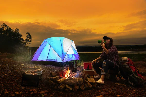 Voyageur Camping Sur Rivière Montagne Barbecue Avec Verre Relaxant Coucher — Photo