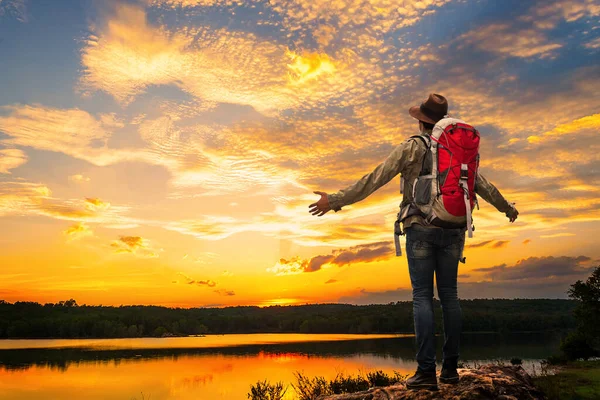 Muž Turistika Batoh Vrcholu Hory Řeky Cestovatel Mladý Muž Batohem — Stock fotografie