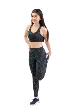 Güzel Asyalı kadınlar egzersiz ve yoga yapmadan önce ısınıyorlar. İzole edilmiş beyaz bir geçmişi olan Asyalı bir kızın fotoğrafı. Fitness ve sağlıklı yaşam tarzı konsepti.