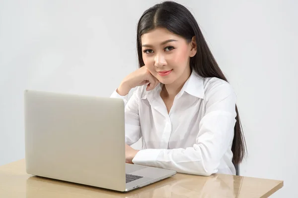 Ofis çalışanları ve şirket çalışanları, beyaz arka planda covid virüsü salgını nedeniyle evlerinden çalışıyorlar. İş, çevrimiçi ticaret kavramı.