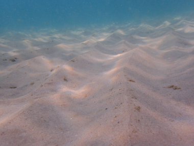 Suyun altındaki kum dalgaları benzersiz, soyut sanatsal çizgiler oluşturdu..