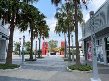 Orlando, FL / USA-4 / 10 / 20: Boxi Park 'ın dışı, Orlando, Florida' daki Nona Gölü 'nde bir açık hava restoranı, bar ve eğlence mekanı oluşturmak için bir araya getirilmiş bir grup nakliye konteynırı..