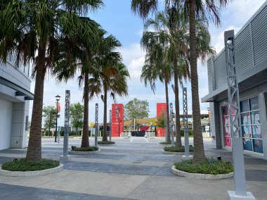 Orlando, FL / USA-4 / 10 / 20: Boxi Park 'ın dışı, Orlando, Florida' daki Nona Gölü 'nde bir açık hava restoranı, bar ve eğlence mekanı oluşturmak için bir araya getirilmiş bir grup nakliye konteynırı..