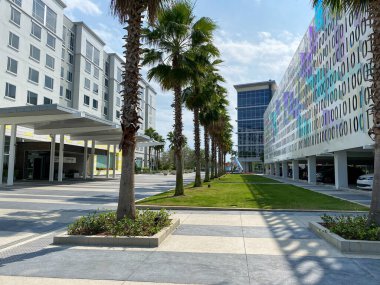 Orlando, FL / USA-4 / 10 / 20: Orlando, Florida 'daki Nona Gölü' ndeki Laureate Park 'taki şehir merkezinde İkili Otopark Garajı ve bir Marriott Bahçesi ve Residence Inn' in dışı.