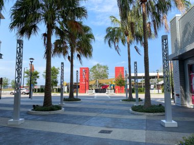 Orlando, FL / USA-4 / 10 / 20: Boxi Park 'ın dışı, Orlando, Florida' daki Nona Gölü 'nde bir açık hava restoranı, bar ve eğlence mekanı oluşturmak için bir araya getirilmiş bir grup nakliye konteynırı..