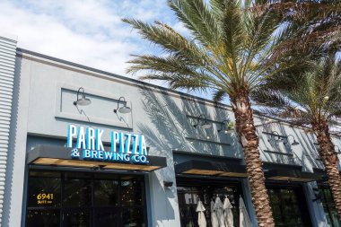 Orlando, FL / USA-4 / 11 / 20: ABD 'nin Orlando kentindeki Nona Gölü' ndeki Laureate Park 'taki Park Pizza Restoranı' nın dışı.