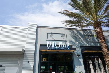 Orlando, FL / USA-4 / 11 / 20: ABD 'nin Orlando kentindeki Nona Gölü' ndeki Laureate Park 'taki Park Pizza Restoranı' nın dışı.
