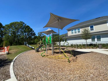 Orlando, FL / USA-4 / 1 / 20: Koronavirüs salgını nedeniyle tüm ekipmanların üzerinde uyarı bandı ve izinsiz giriş işareti bulunmayan bir park kapatıldı.