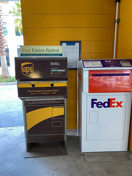 Orlando Usa Ups Och Fedex Lådor Ett Garage Bredvid Kontorsbyggnad — Stockfoto
