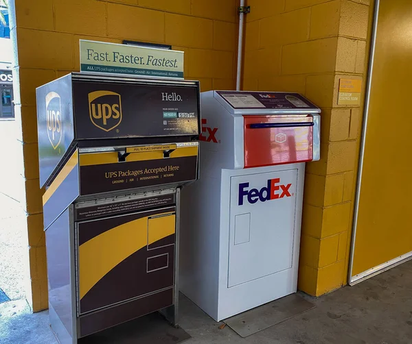 Orlando Usa Sebuah Ups Dan Fedex Menjatuhkan Kotak Garasi Sebelah — Stok Foto