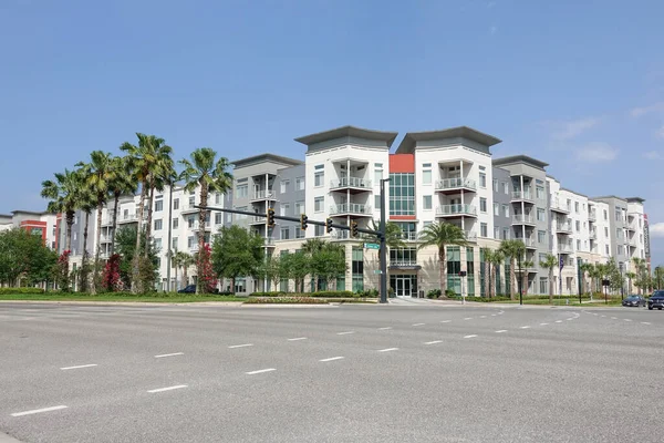 Orlando, FL / USA-4 / 10 / 20: Orlando, FL 'deki Nona Gölü' ndeki Landon House lüks apartmanı.
