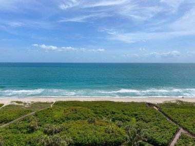 Kuzey Hutchinson Adası Florida kıyıları boyunca güzel güneşli bir günde, okyanus dalgaları sahile vuruyor..