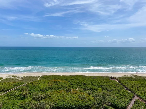 Las Olas Del Océano Golpeando Playa Hermoso Día Soleado Largo — Foto de Stock