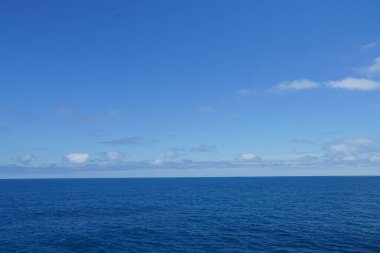 Arka plan olarak kullanılacak bulutlu gökyüzü ile Atlantik Okyanusu 'nun mavi suyu.