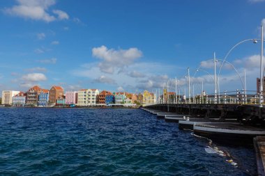 Curacao-11 / 3 / 19: Kraliçe Emma köprüsü yakınlarındaki Curacao adasında suyun üzerindeki renkli pastel binalar.