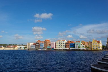 Curacao-11 / 3 / 19: Curacao adasındaki suyun üzerindeki renkli pastel binalar.