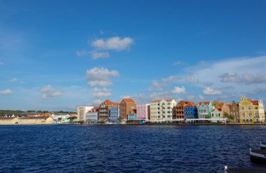 Curacao-11 / 3 / 19: Curacao adasındaki suyun üzerindeki renkli pastel binalar.