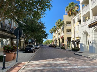 Baldwin Park, FL / USA-3 / 30 / 20: Güneşli bir günde Baldwin Park, Florida 'daki Baldwin Park Village Center' da bir sokak.