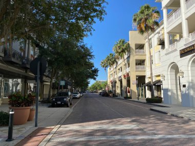 Baldwin Park, FL / USA-3 / 30 / 20: Güneşli bir günde Baldwin Park, Florida 'daki Baldwin Park Village Center' da bir sokak.