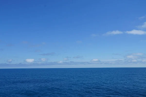 Het Blauwe Water Van Atlantische Oceaan Met Bewolkte Luchten Voor — Stockfoto