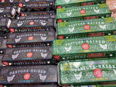 Orlando, FL / USA-5 / 3 / 20: Bir Whole Foods marketindeki Vital Foods çiftliklerinde yumurta yetiştirilen tavukların sergilenmesi.