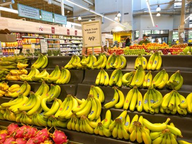 Orlando, FL / USA-5 / 3 / 20: Whole Foods Marketinde taze Chiquita Muz gösterisi.