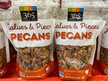 Orlando, FL / USA-5 / 3 / 20: Whole Foods Marketinde bir çanta dolusu ceviz.