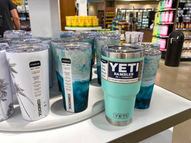 Orlando, FL / USA-5 / 3 / 20: Whole Foods Marketinde Yeti Tumblers sergisi.