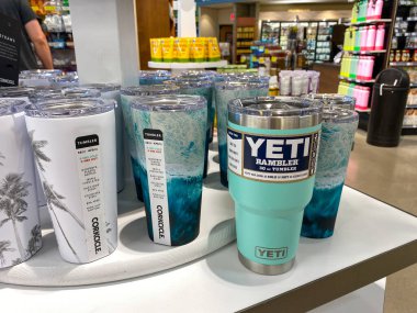 Orlando, FL / USA-5 / 3 / 20: Whole Foods Marketinde Yeti Tumblers sergisi.