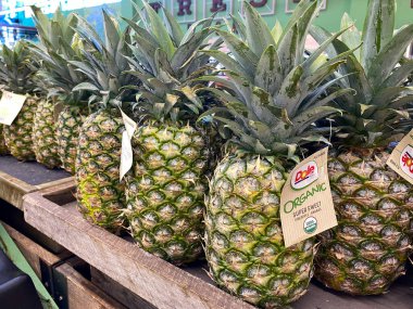 Orlando, FL / USA-5 / 3 / 20: Whole Foods Marketinde bir sıra taze ananas.