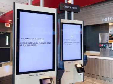 Orlando, FL / USA-5 / 3 / 20: Coronavirus ve sağlık sorunları nedeniyle kapalı olan McDonalds 'ta çalışan yardımı olmadan yemek siparişi veren bir self servis büfesi.