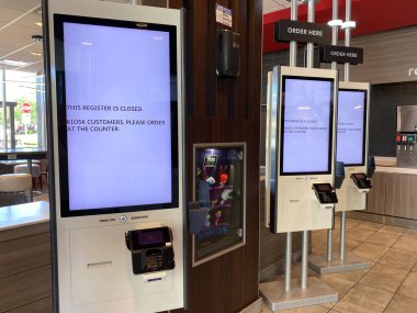 Orlando, FL / USA-5 / 3 / 20: Coronavirus ve sağlık sorunları nedeniyle kapalı olan McDonalds 'ta çalışan yardımı olmadan yemek siparişi veren bir self servis büfesi.